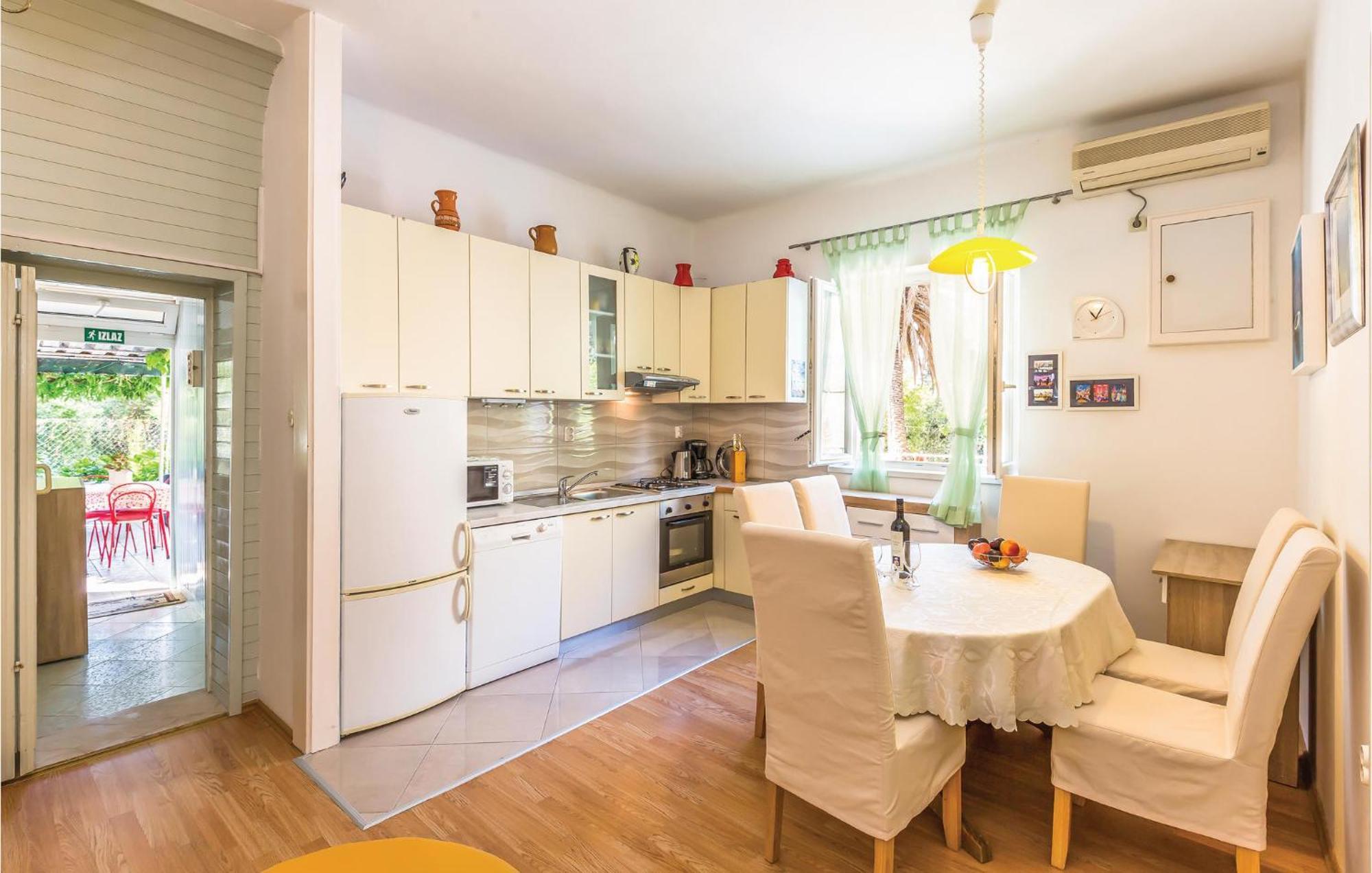Awesome Apartment In Makarska With Kitchen Kültér fotó